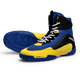 Scarpe da boxe Hayabusa Talon blu e giallo viste frontalmente in primo piano