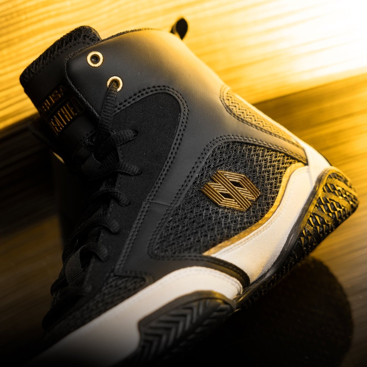 Détail latéral de la chaussure de boxe Mayweather Champ noire avec mesh et logo
