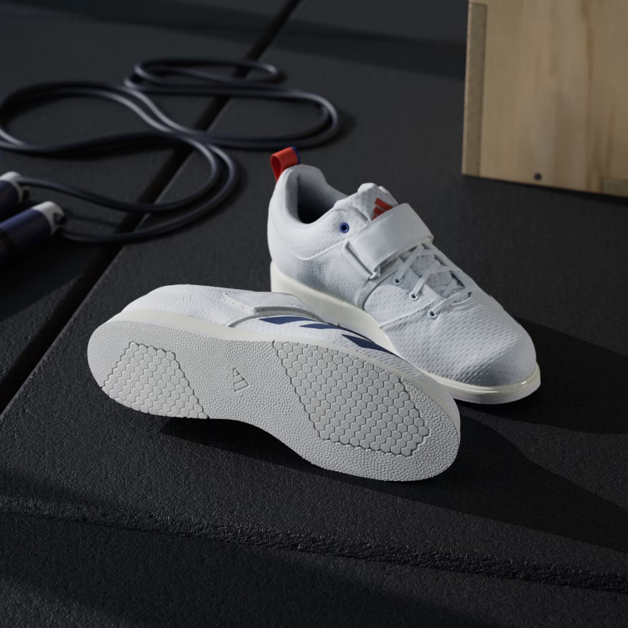 Paio di scarpe Powerlift 5 bianco/blu, vista della suola specifica per powerlifting
