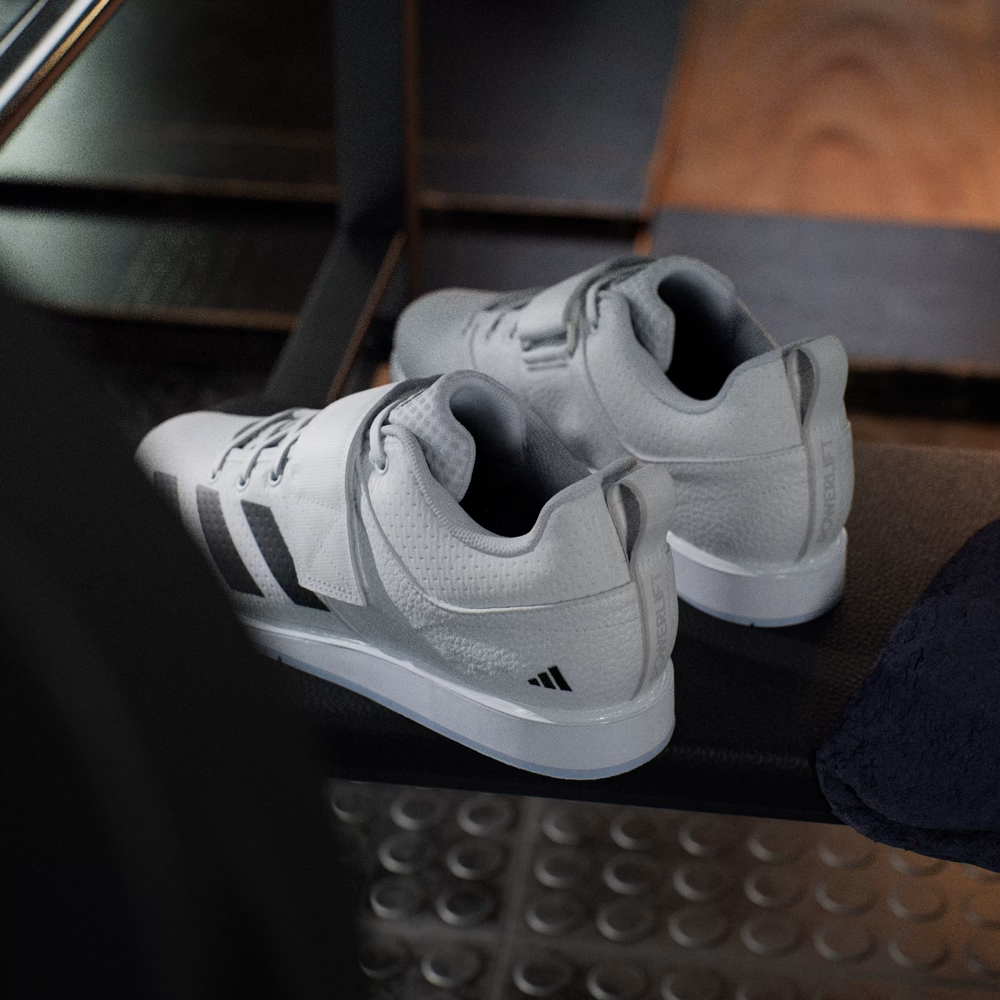 Vista posteriore del paio di Powerlift 5 bianche, focus sul supporto rigido del tallone