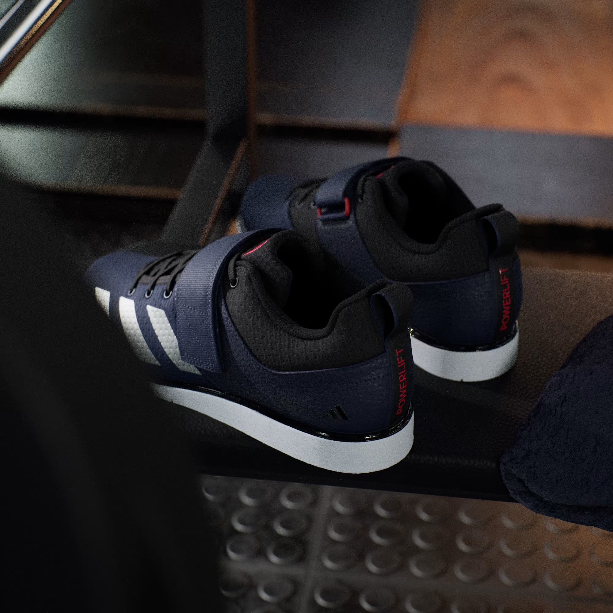 Vista posteriore del paio di Powerlift 5 blu, dettaglio contrafforte per la stabilità