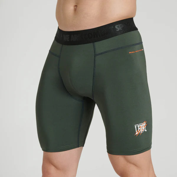 Vista frontale degli shorts compressivi Leone Primal Instinct verde militare