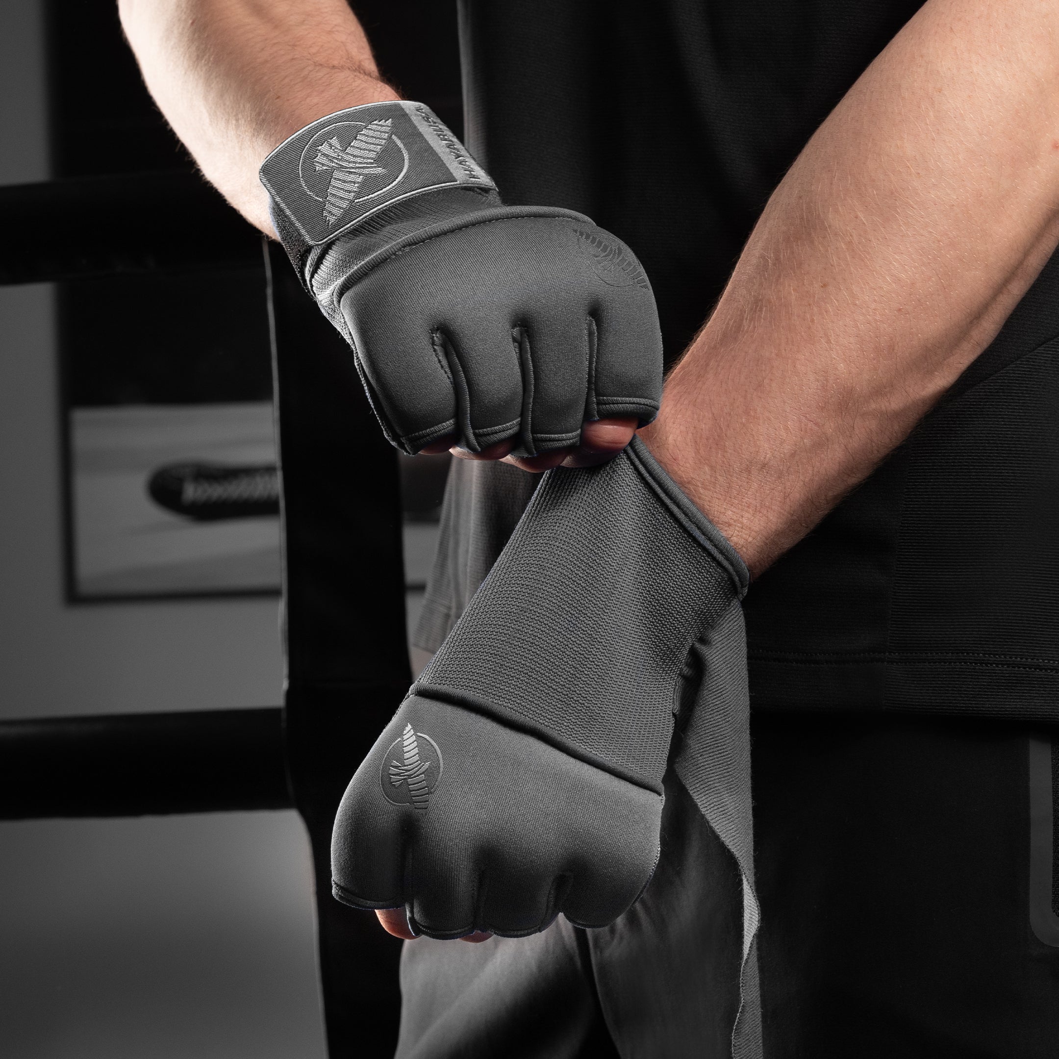 Sotto-guanti grigi Hayabusa Deluxe Quick Wraps indossati per allenamento boxe