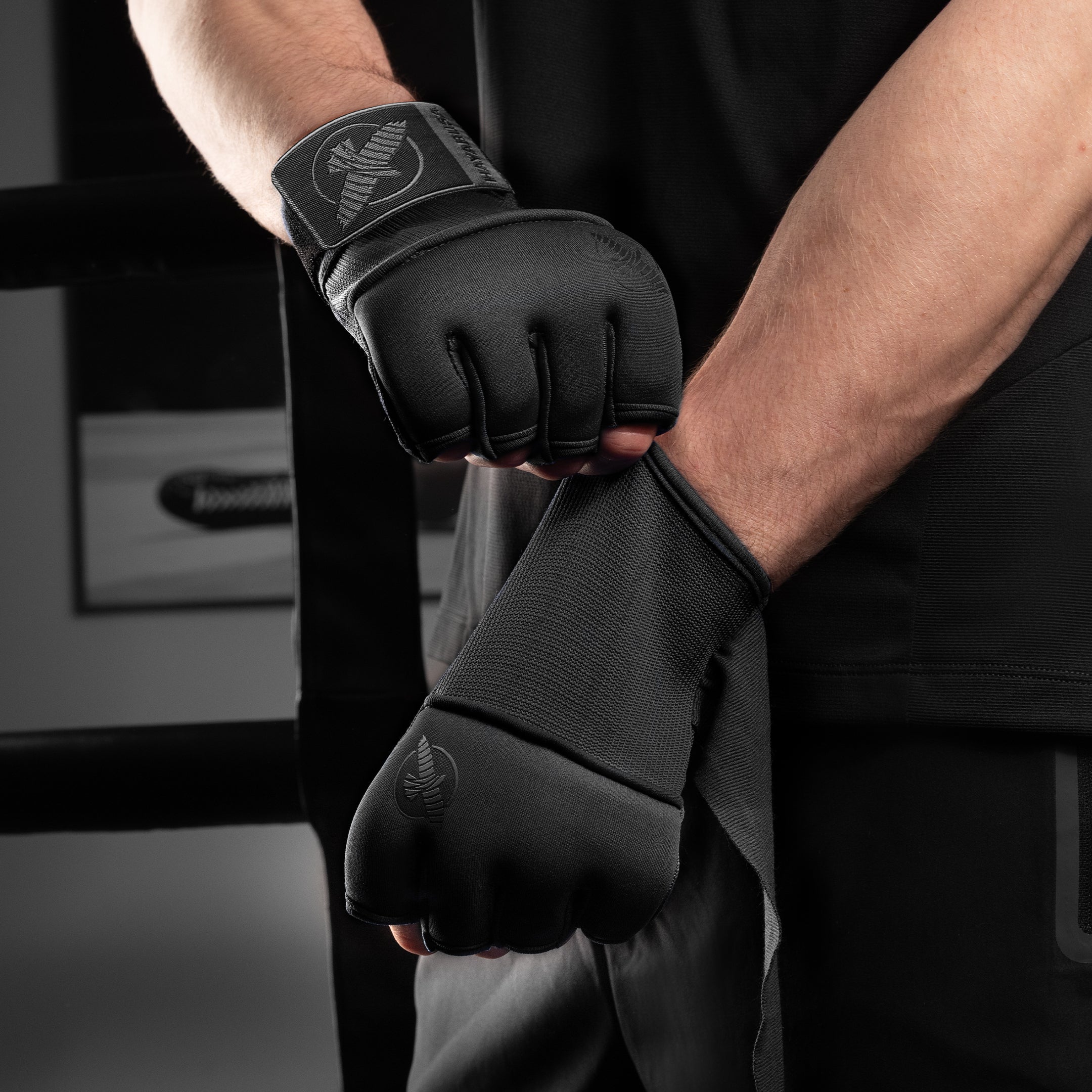 Pugile con sotto-guanti neri Hayabusa Deluxe indossati, pronti per l'uso sotto i guantoni