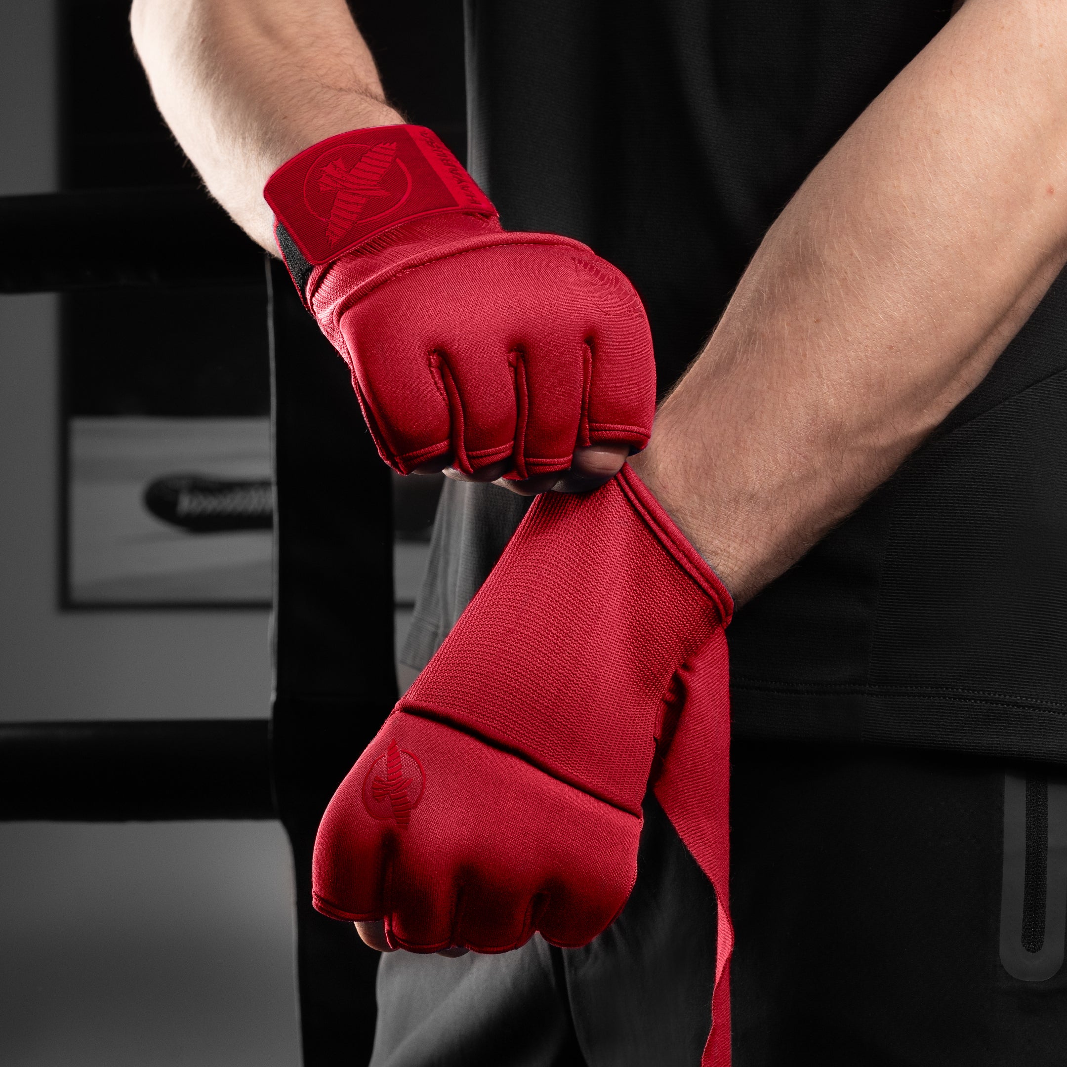 Sotto-guanti rossi Hayabusa Deluxe indossati, dettaglio della fascia elastica al polso