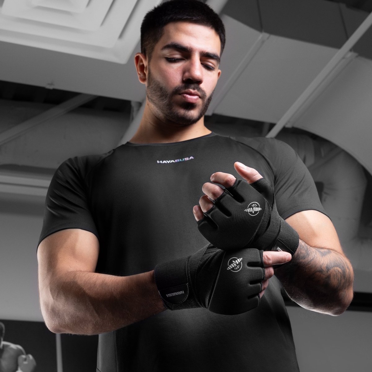 Căptușeli negre Hayabusa Elite purtate de un bărbat care arată potrivirea degetelor și închiderea la încheietură