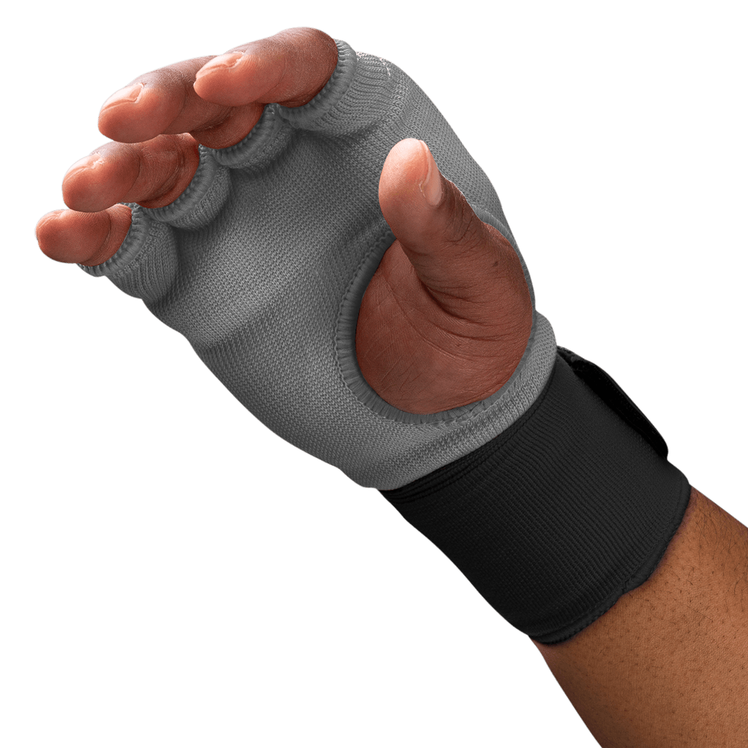 Dettaglio ravvicinato delle nocche con imbottitura in gel del sottoguanto Hayabusa grigio indossato