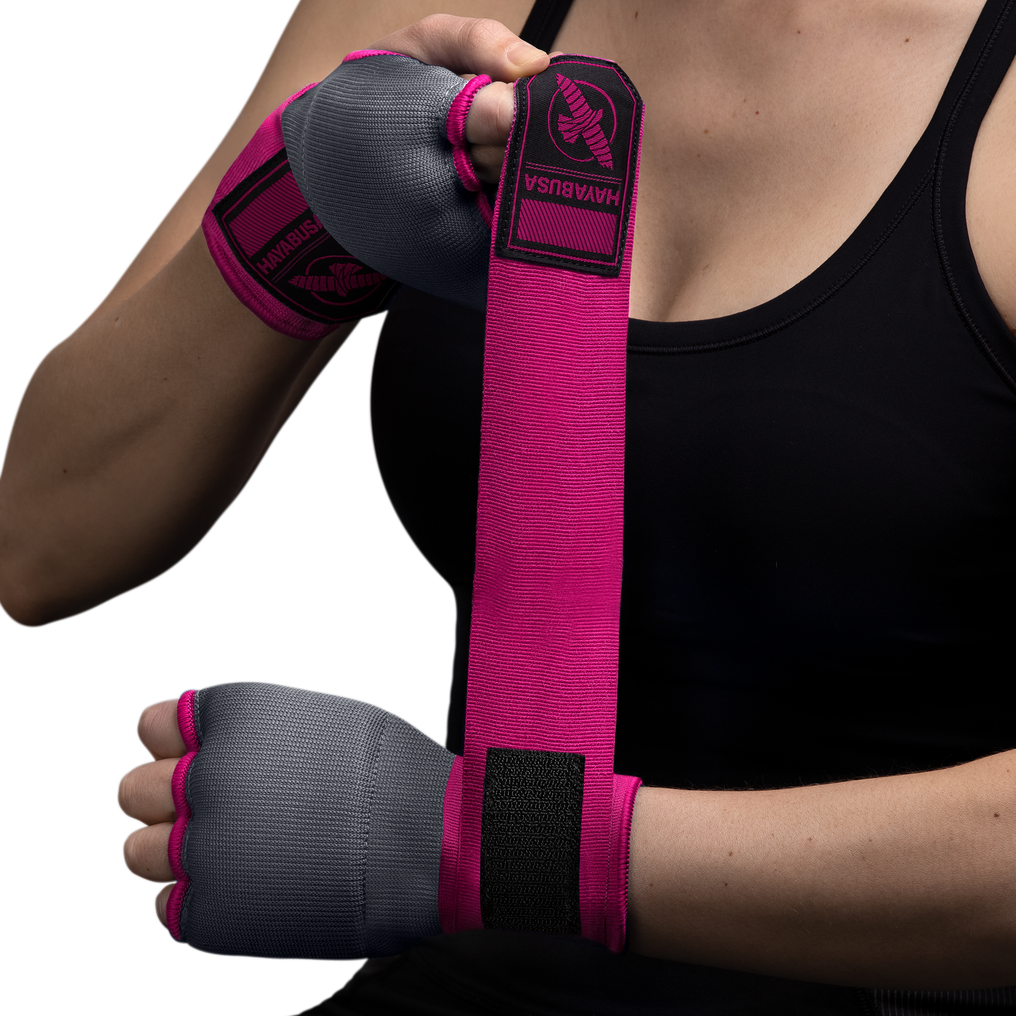 Sottoguanto Hayabusa Quick Wrap rosa e grigio indossato con fascia in stile messicano distesa
