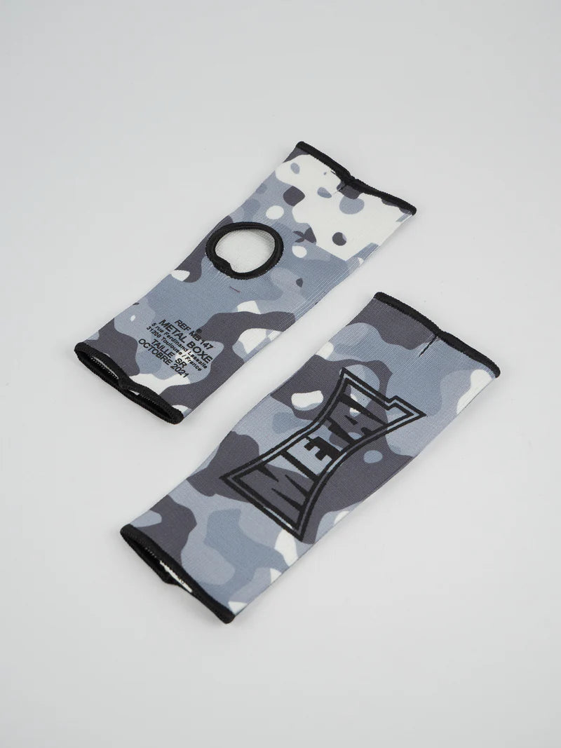 Paio di sottoguanti a mezze dita Metal Boxe mimetici camo stesi, dettaglio del tessuto elastico