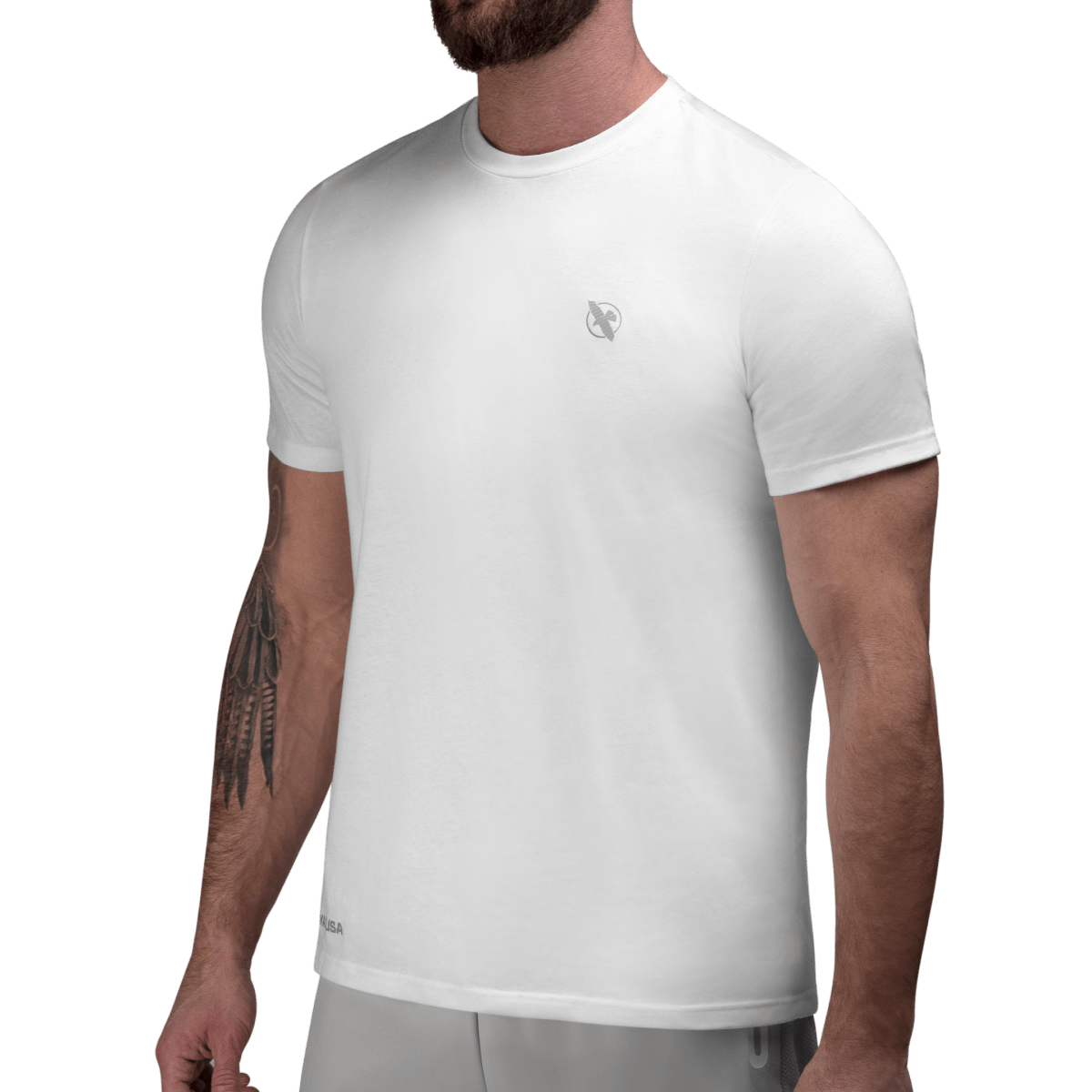 Vedere frontală a tricoului alb Hayabusa Essential cu logo minimalist pe piept