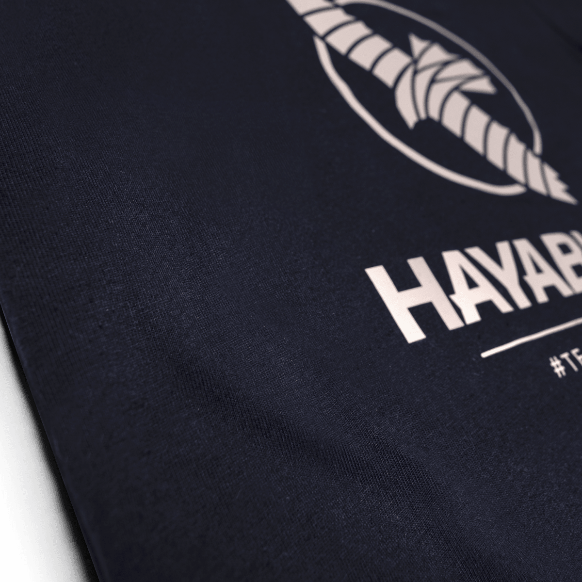 Close-up van de siliconenafbeelding van Team Hayabusa op het nachtblauwe T-shirt