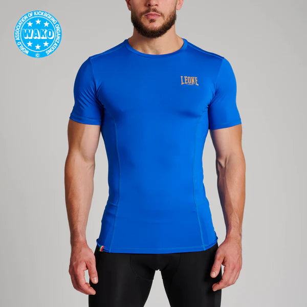Vista frontale della t-shirt a compressione Leone 1947 blu omologata WAKO