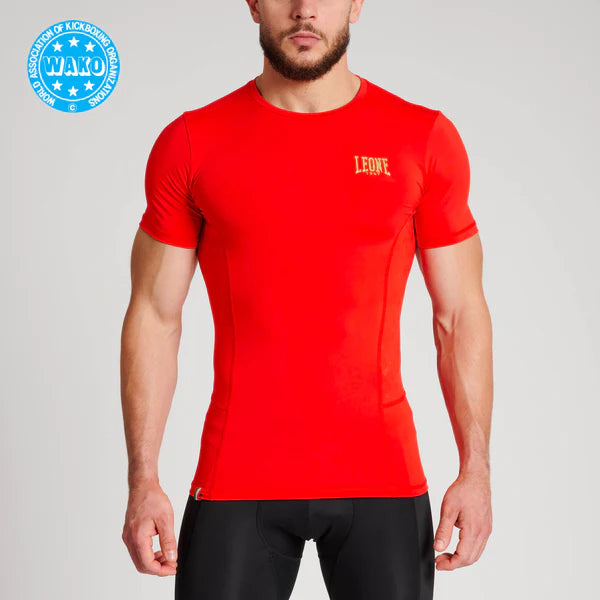 Vista frontale della t-shirt compressione Leone 1947 rossa per gare ufficiali