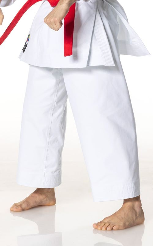 Atleta in posizione kata che mostra il taglio slim e l'effetto sonoro dei pantaloni Tokaido