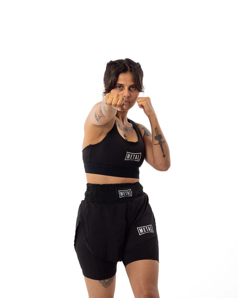 Atleta che indossa il top Metal Boxe Desert Storm nero in posizione dinamica di pugno